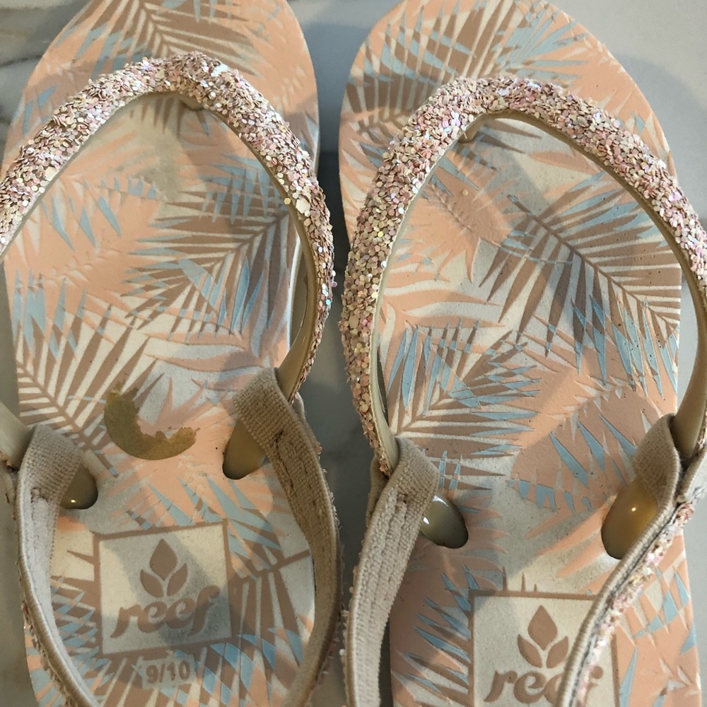 Toddler girl reef flip flops. Size 9/10
